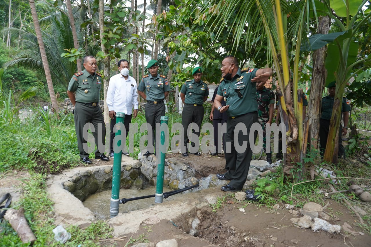 Danrem 072/ Pamungkas Tinjau Pembangunan Pompa Air Hidram Program TNI Bersama Para Pejabat