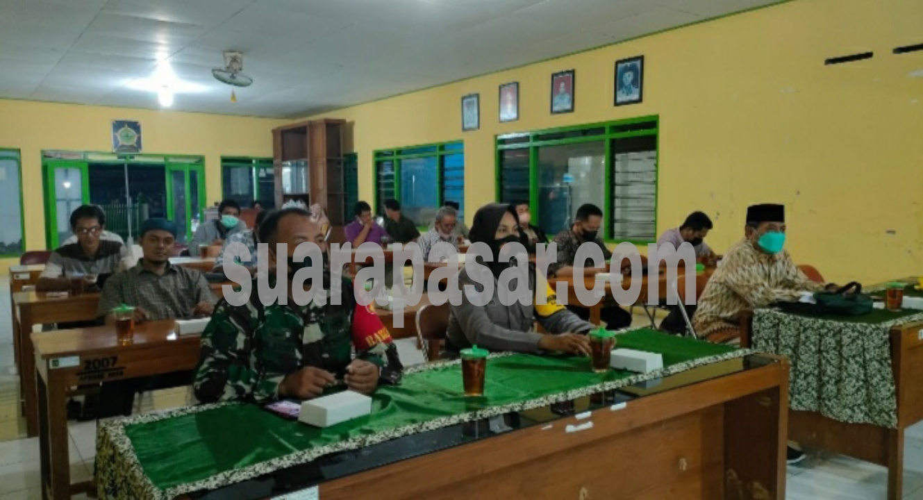 Babinsa Bhabinkamtibmas Giripeni Hadiri Rapat Pleno Perubahan APBKal Giripeni Bersama Bhabinkamtibmas