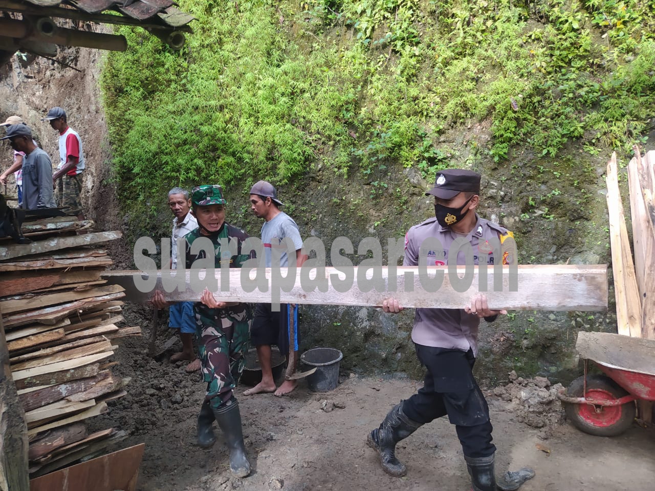 Kodim Kulon Progo Bersama Bhabinkamtibmas dan Warga Gotong Royong Pembersihan Material Longsoran Tanah 