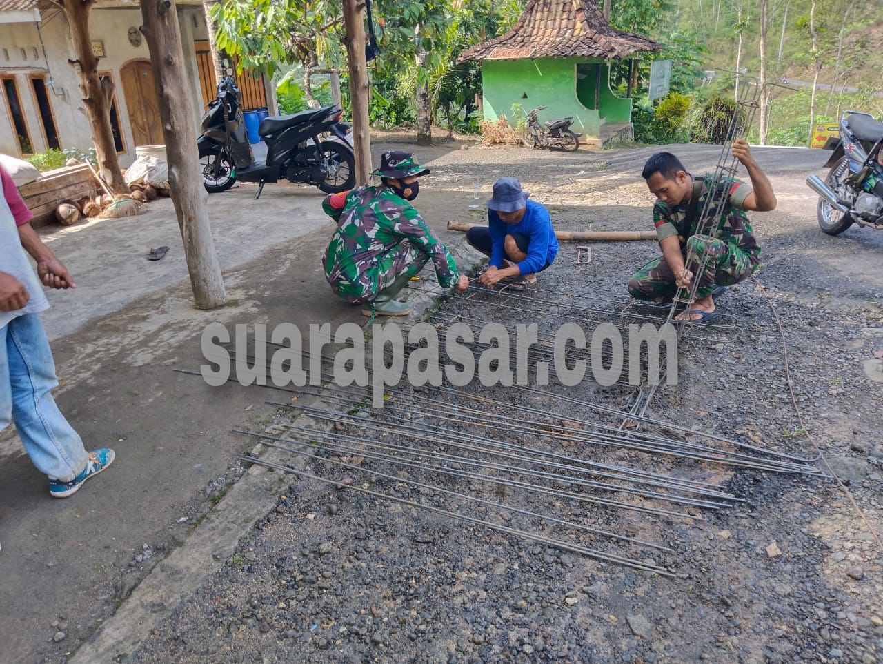 Dalam Rangka Bhakti Sosial Kodam IV Dengan Kostrad Bekerjasama Pembuatan Pompa Air Hidram di Kembang Jatimulyo