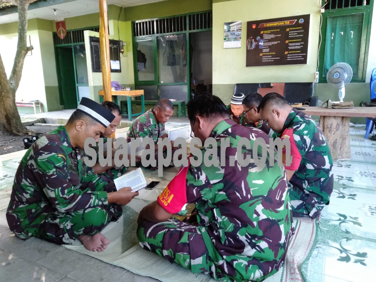 Anggota Muslim Kodim Kulon Progo Tadarus Khatam Alquran Sebelum Sholat Jumat