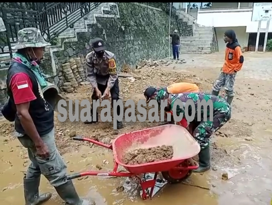 Babinsa Bersama Warga Kalirejo Kerja Bakti Pembersihan Longsoran Tanah dan Lumpur SMP N 3 KOKAP