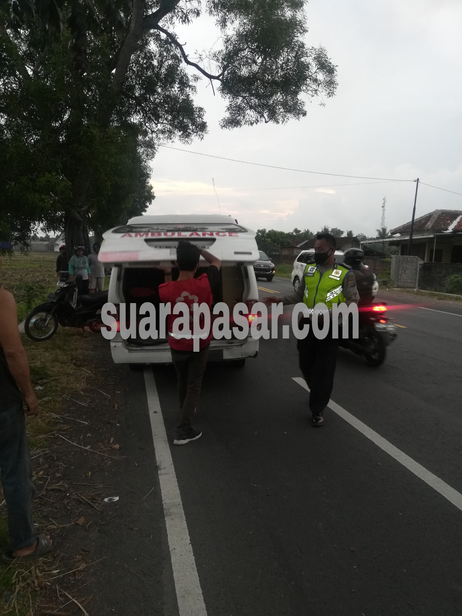 Zulfan Warga Kaliagung Pengendara Sepeda Motor Menabrak Tunggak Pohon dan Terjatuh Masuk Sawah