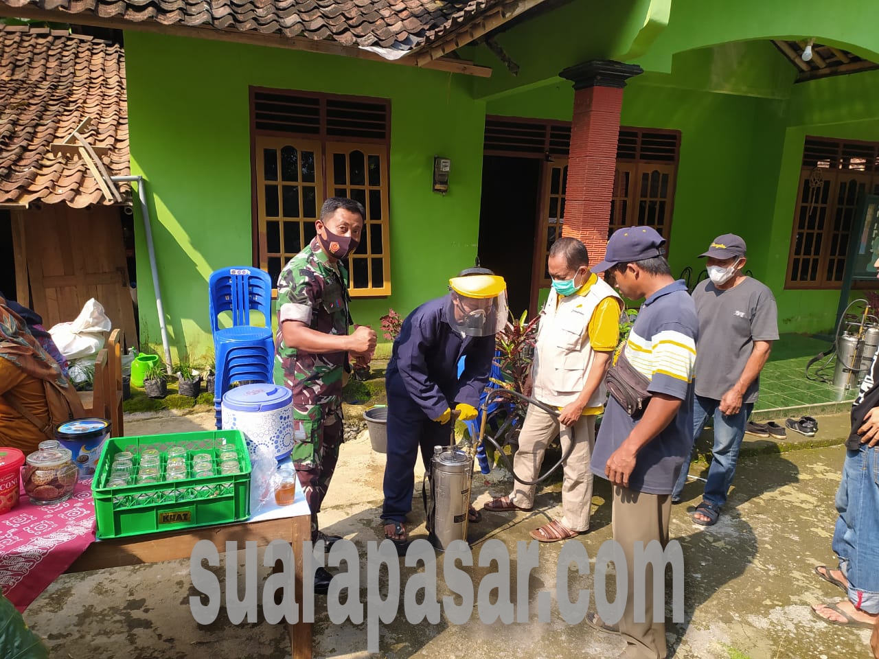 TNI Bersama Warga Gerbosari Melaksanakan Penyemprotan Obat Nyamuk Guna Menimalisir Penyebaran Malaria