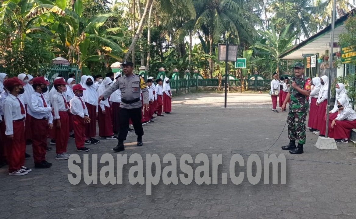 Babinsa Ngestiharjo Bina Siswa MIN 2 Kulon Progo Pelaksanaan Upacara Bendera Merah Putih