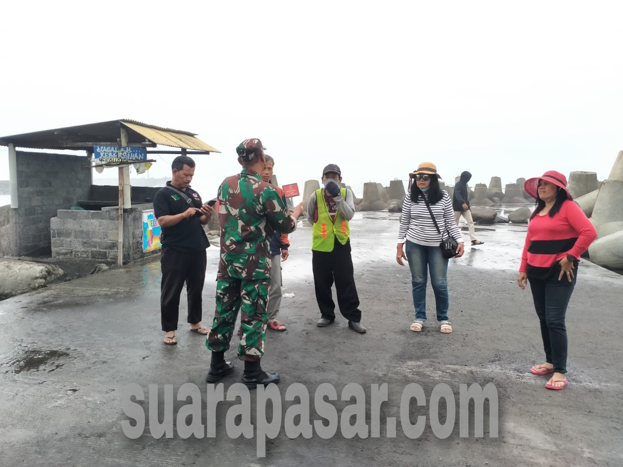 Babinsa Glagah Himbau Masyarakat Cipta Kondisi Aman Dengan Berhati-hati di Dekat Pantai