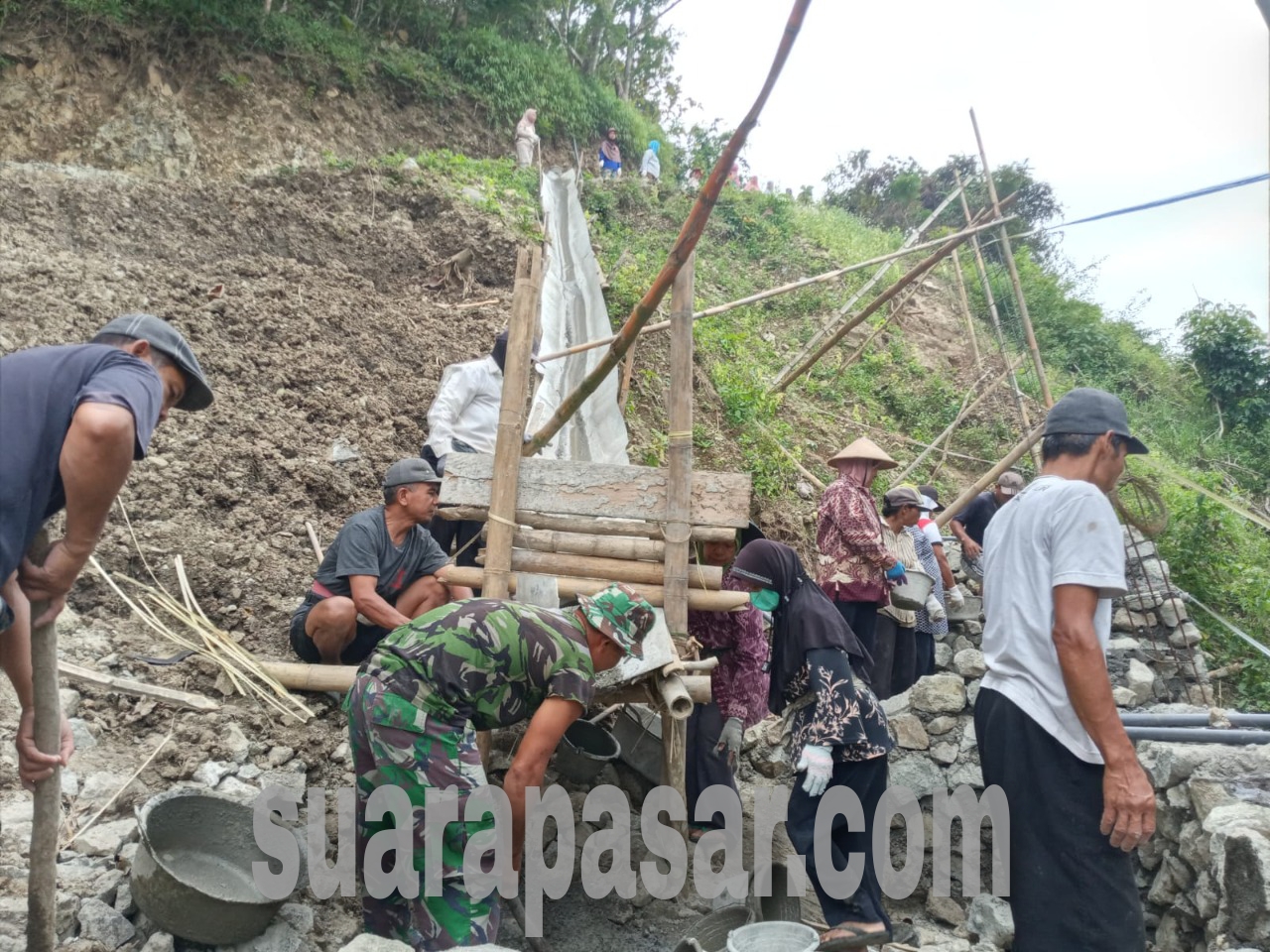 Kerja Bakti Pembuatan Jalan Tembus Pedukuhan Somoroto dengan Pedukuhan Nyemani