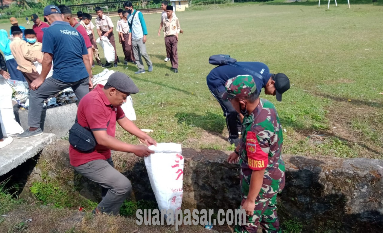 Dinas Lingkungan Hidup Bersama Warga Pagerharjo Samigaluh Gropyok Sampah