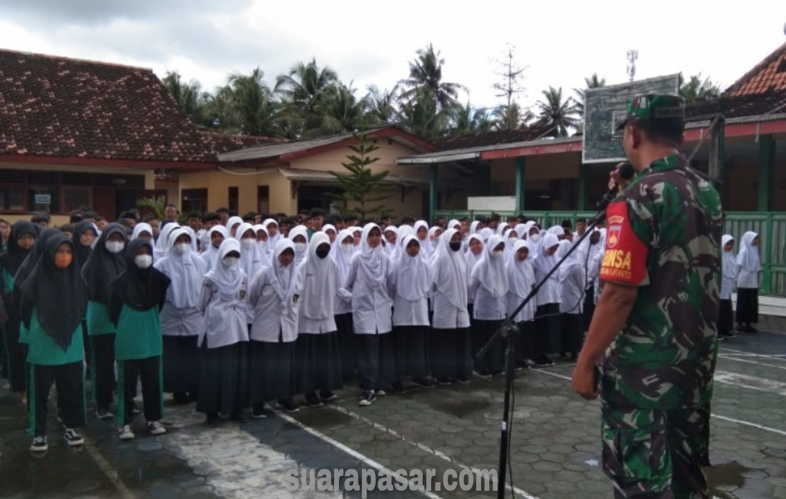 Siswa Siswi SMP Muhammadiyah Wates Terima Pembinaan Dari Babinsa Bendungan