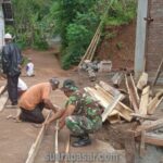 Anggota Koramil Girimulyo Bantu Warga Pedukuhan Pucung Pengecoran Serambi Mushola Sabilurrosyad