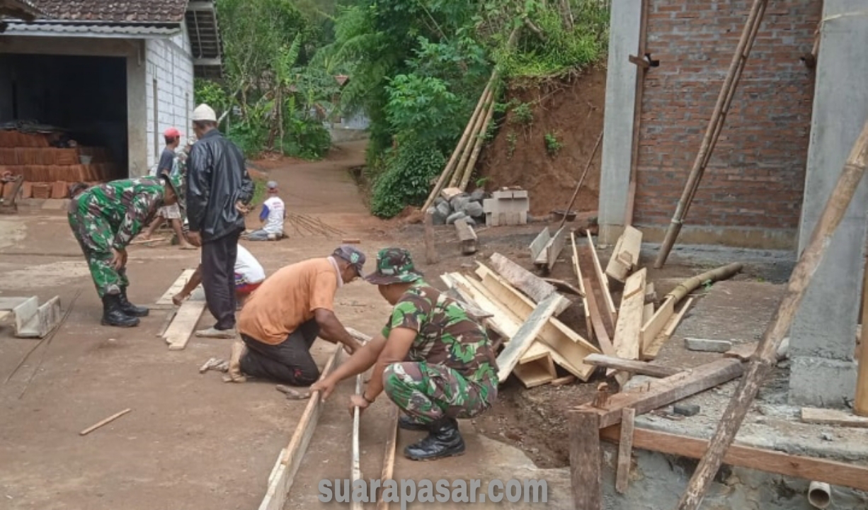 Anggota Koramil Girimulyo Bantu Warga Pedukuhan Pucung Pengecoran Serambi Mushola Sabilurrosyad