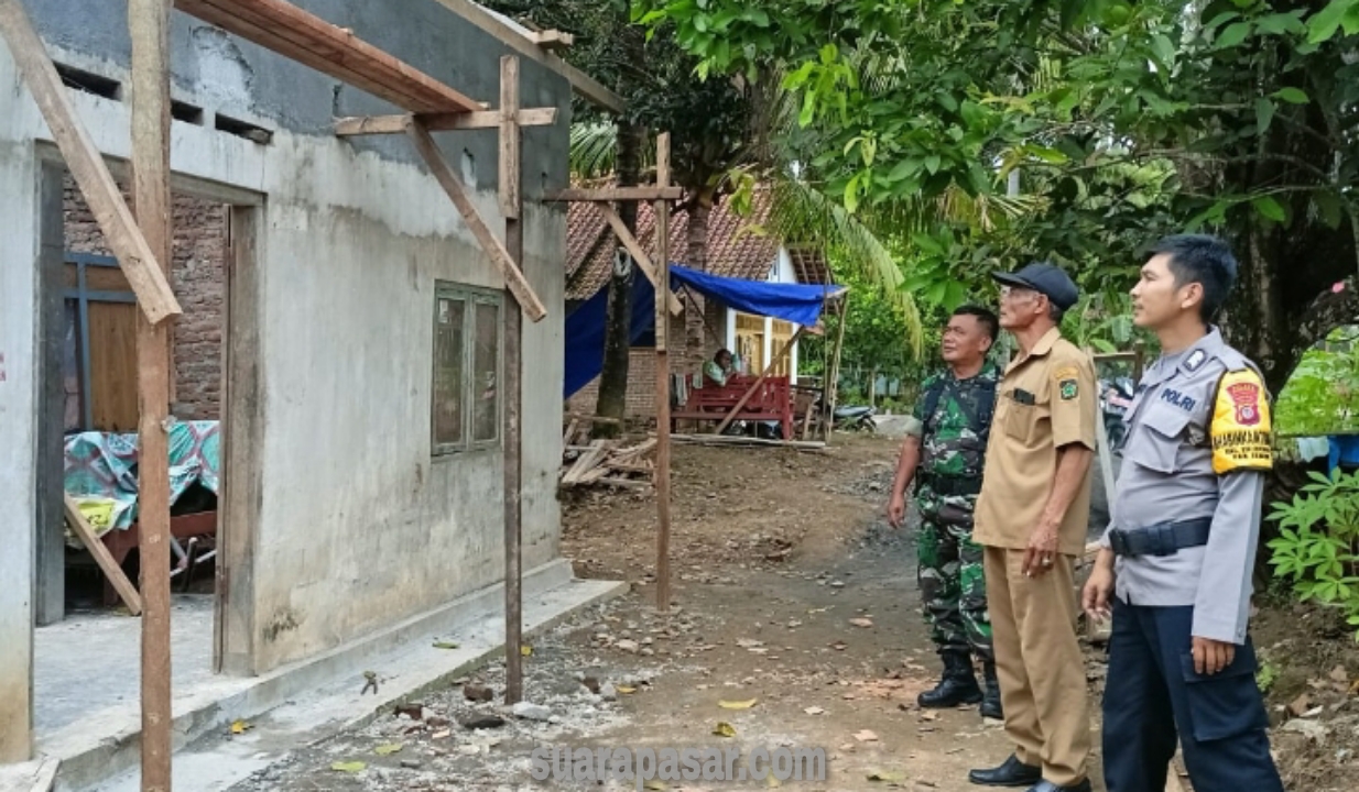 Salah Satu Warga Kalidengen Terima Bantuan Bedah Rumah