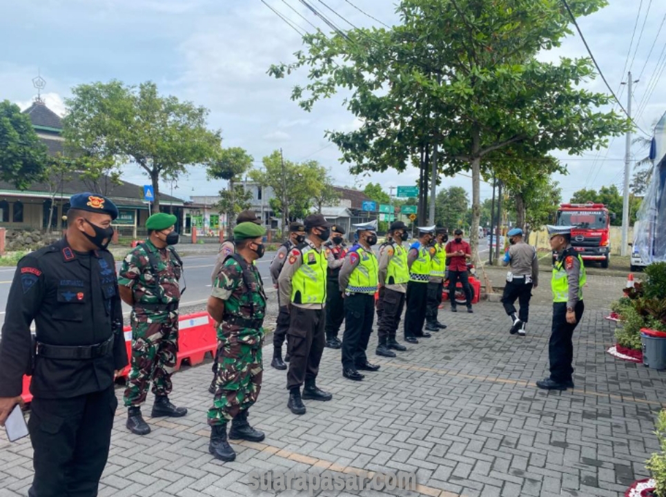 Anggota Kodim 0731/Kulon Progo Melaksanakan Jaga Pengamanan Pos Terpadu Nataru Kulon Progo