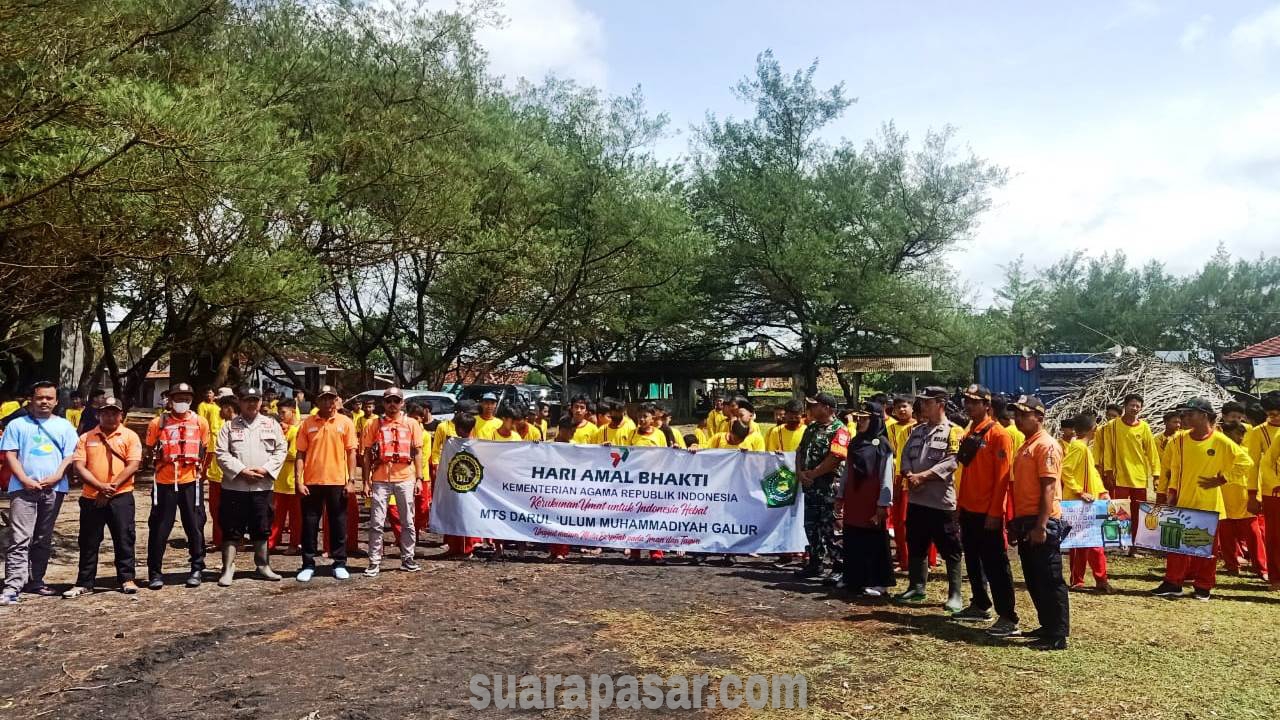 Siswa Siswi MTS Darul Ulum Galur Kerja Bakti Pembersihan Kawasan Pantai di Laguna Pantai Trisik Banaran