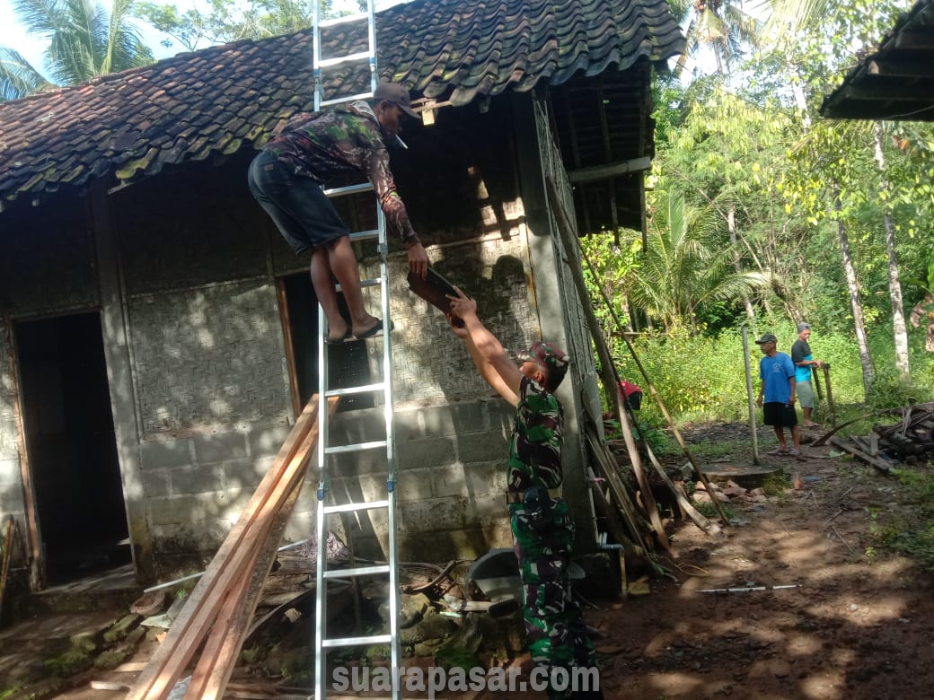 Babinsa Karangwuluh Bantu Warga Laksanakan Kerja Bakti Bedah Rumah