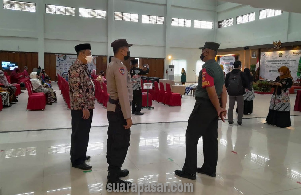 Babinsa Gotakan Laksanakan Monitoring Kegiatan Penganugerahan Guru Dan Tenaga Pendidik