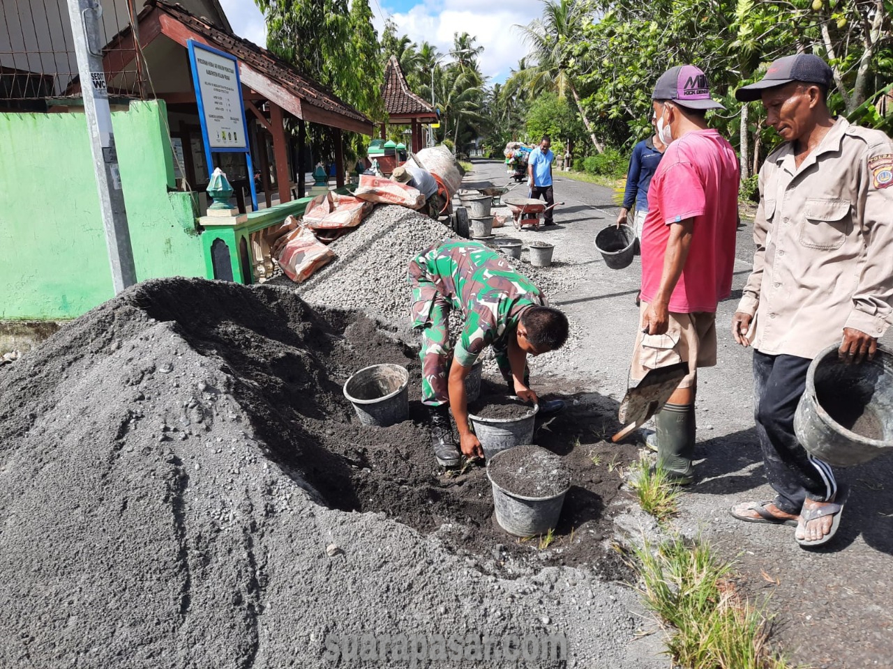 Kerja Bakti Pengecoran Halaman Balai Kalurahan Pleret