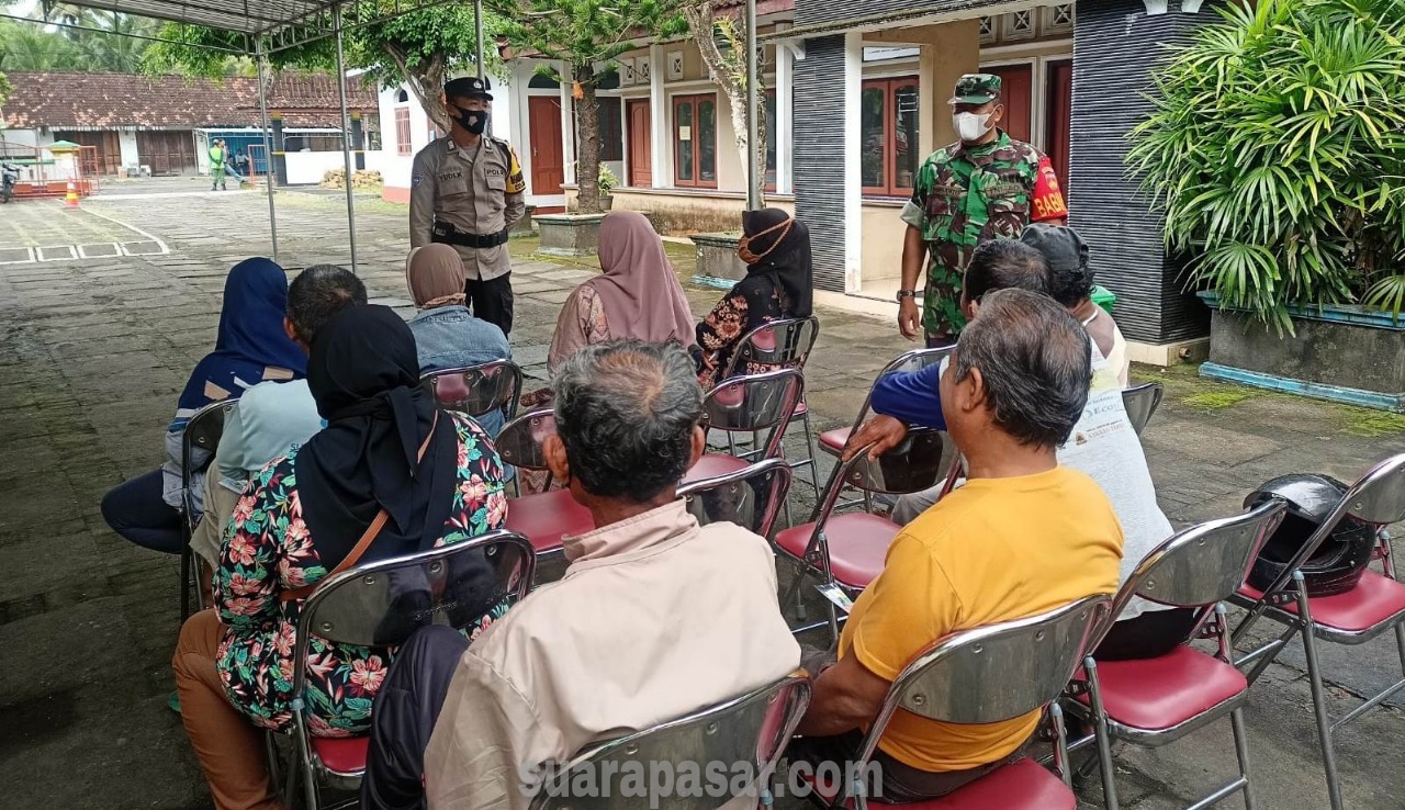 Warga Kalurahan Garongan Laksanakan Pajak Tahunan Kendaraan Di Halaman Balai Kalurahan