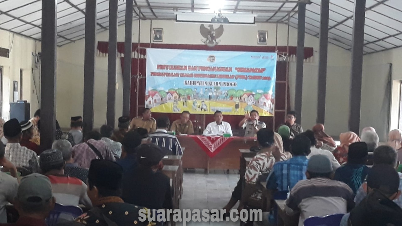 Babinsa Plumbon Bantu Warga Kalurahan Temon Kegiatan Penyuluhan PTSL