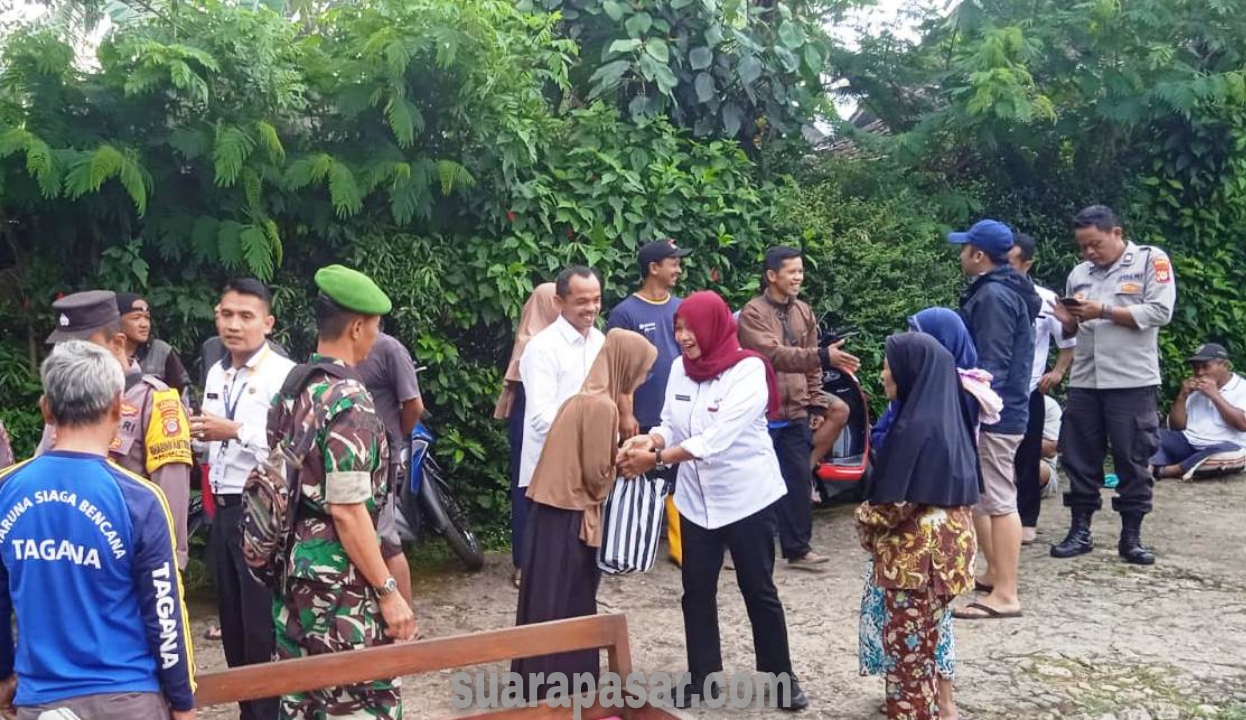 Babinsa Jatimulyo Bantu Pembersihan Puing-Puing Warung Terbakar Milik Salah Satu Warga Jonggrangan Jatimulyo