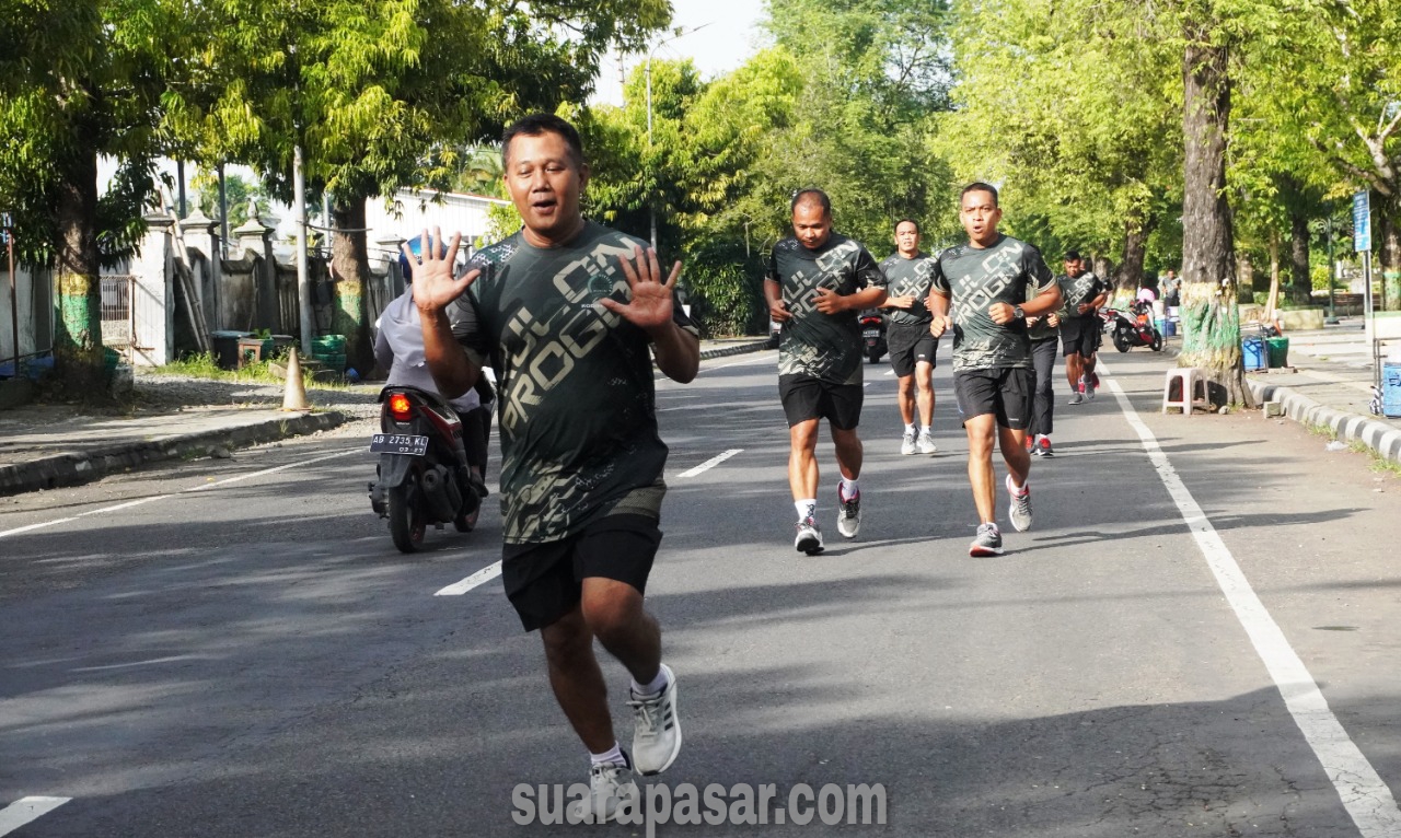 Anggota Kodim 0731/Kulon Progo Laksanakan Olahraga Bersama di Seputaran Alun-alun Wates