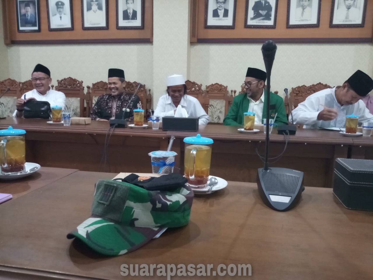 Plt Pasilog Dampingi Pejabat Bupati Dalam Menerima Audiensi Dari Pengurus Persatuan Pengasuh Pondok Pesantren.