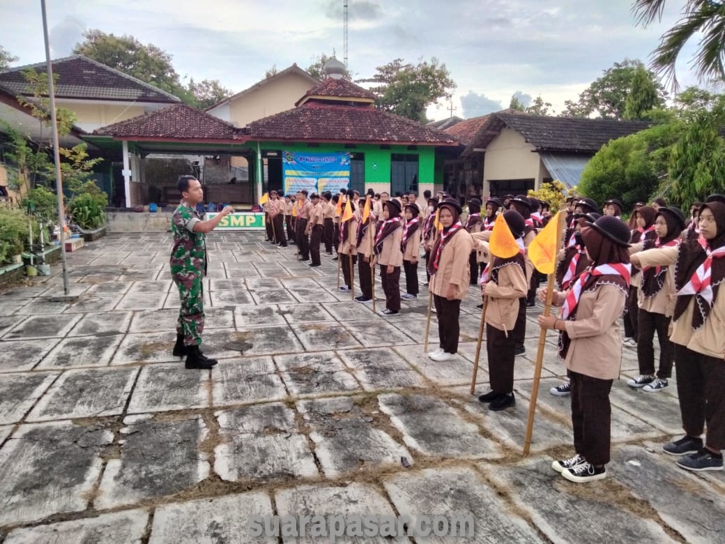 Babinsa Tuksono Laksanakan Pembinaan PBB Kepada Siswa SMPN 3 Sentolo