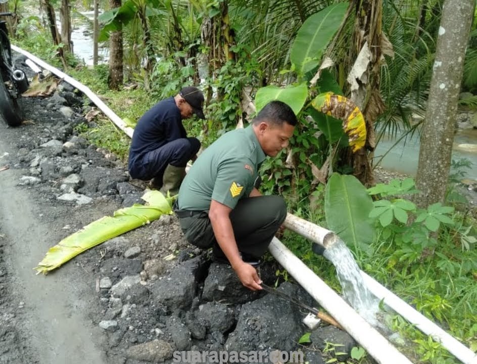 Babinsa Sidomulyo Cek dan Benahi Pipa Peralon Pompa Hydram Sungai Tempel