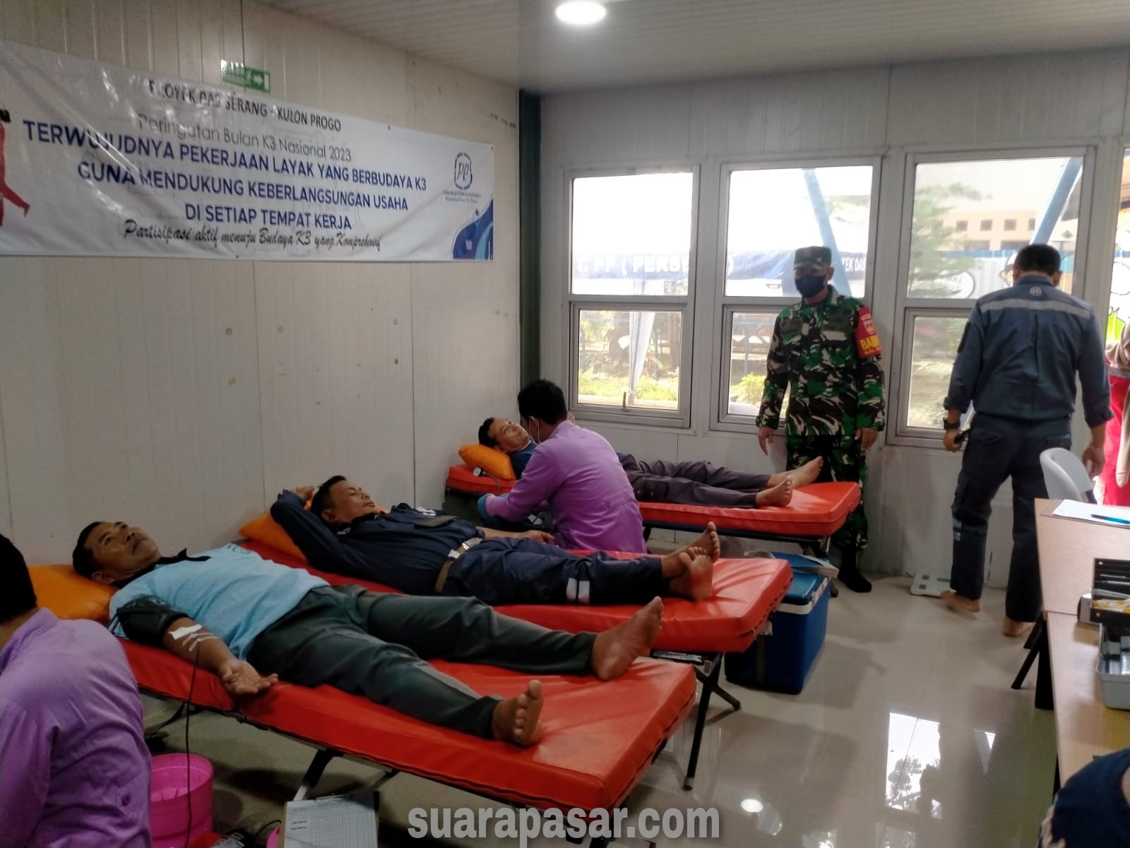 Babinsa Glagah Pantau Pelaksanaan Donor Darah