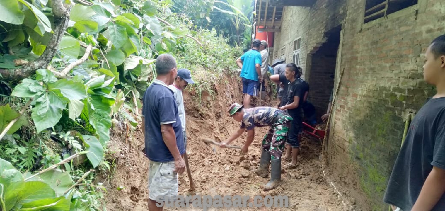 Babinsa Banjarasri Bersama Warga Padukuhan Nglebeng Banjarasri Gotong Royong Bersihkan Longsoran Tanah