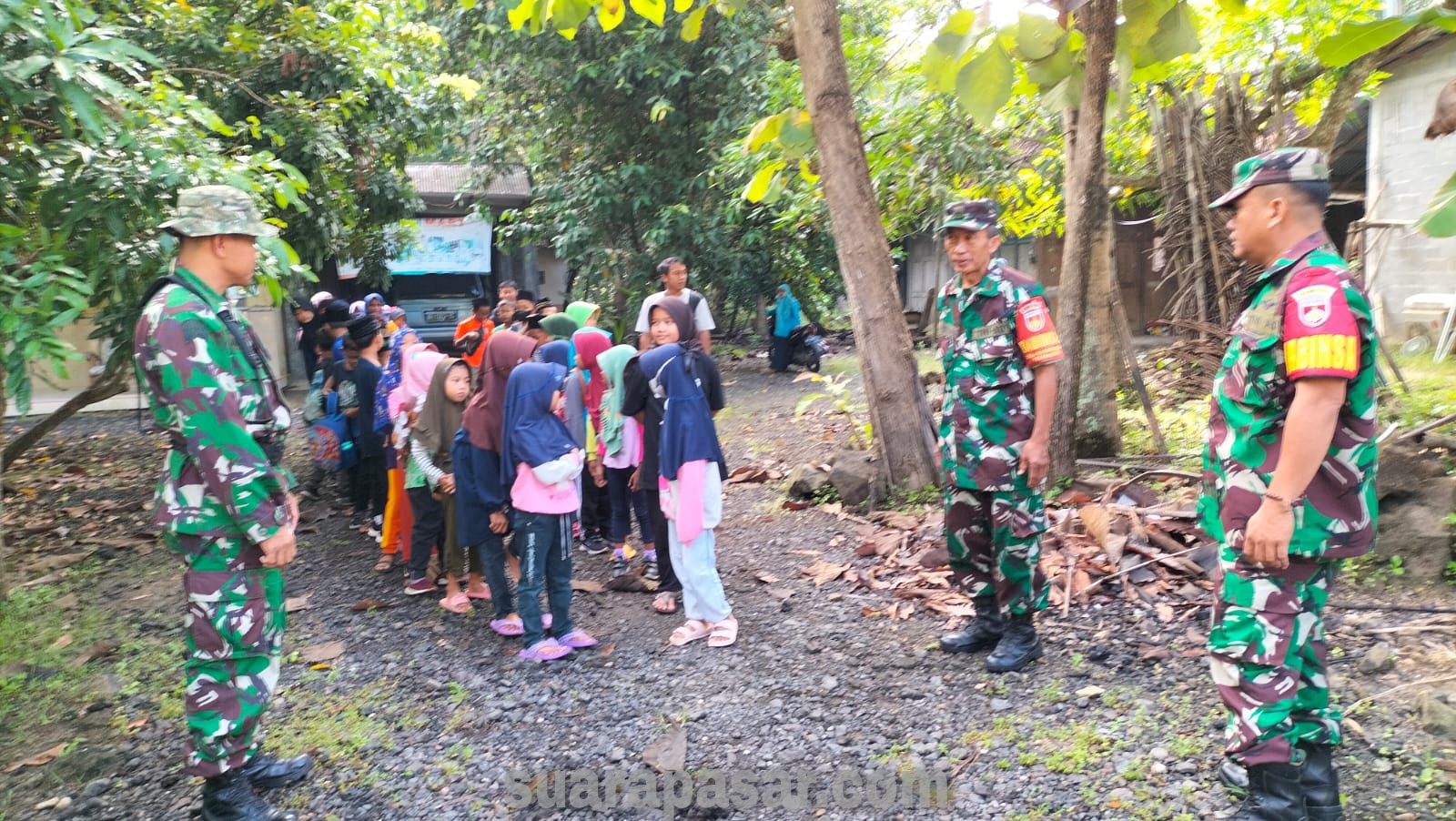 Anggota Koramil Panjatan Pererat Hubungan Dengan Rakyat Dengan Mengikuti Jalan Sehat