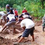 Babinsa Banjaroyo Bantu Warga Padukuhan Semagung Banjaroyo Bersihkan Material Tanah Longsor