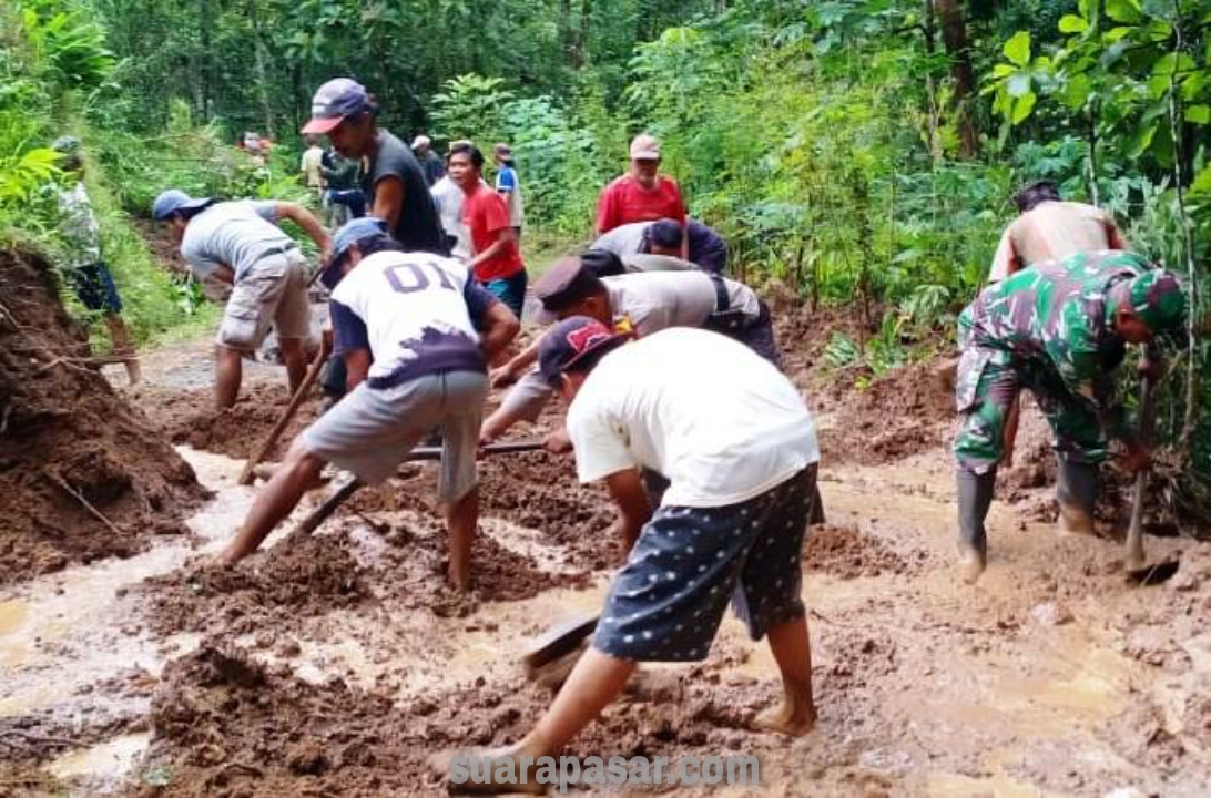 Babinsa Banjaroyo Bantu Warga Padukuhan Semagung Banjaroyo Bersihkan Material Tanah Longsor