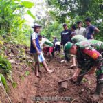 Babinsa Purwoharjo Bantu Warga Padukuhan Plarangan Bersihkan Material Tanah Longsor