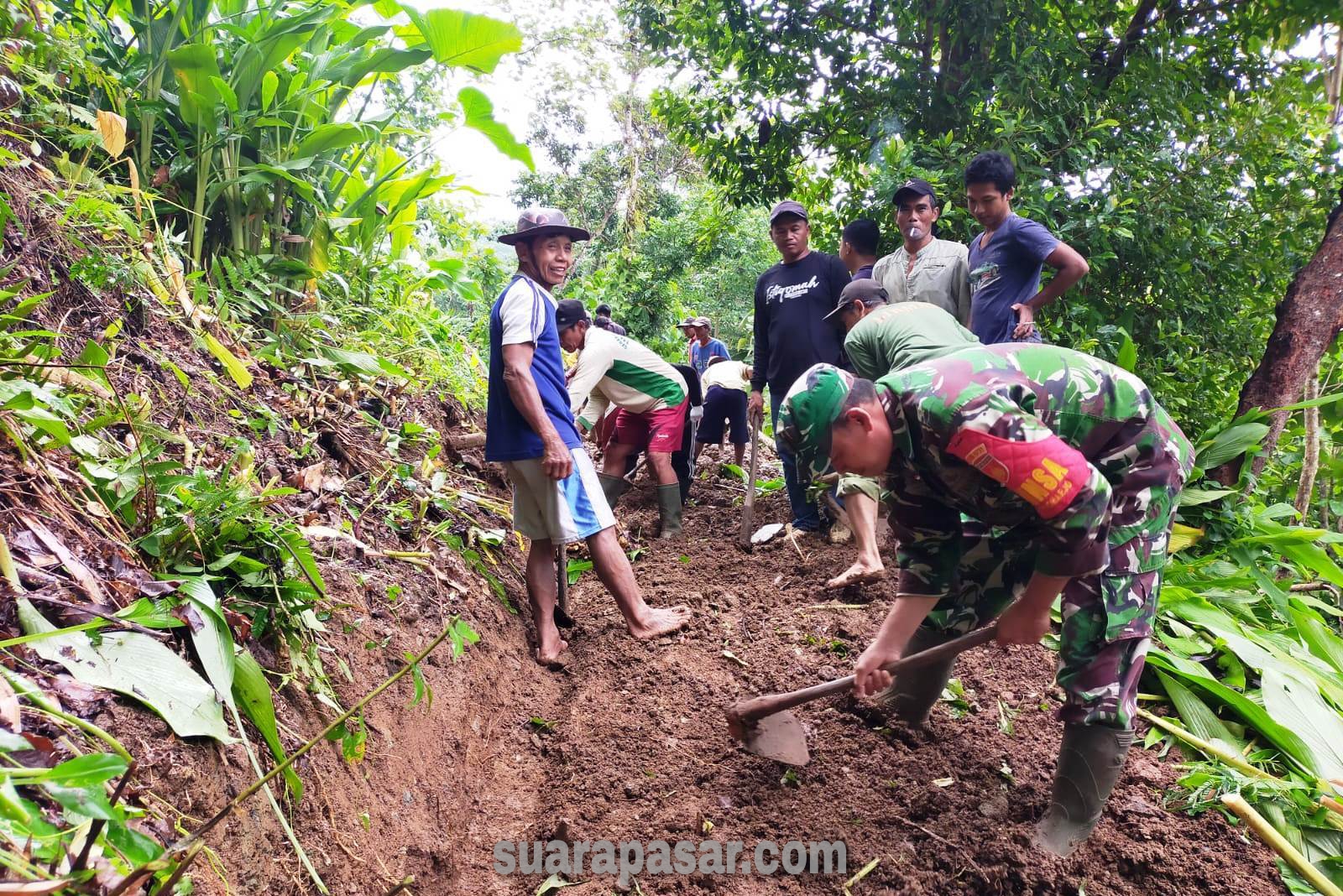 Babinsa Purwoharjo Bantu Warga Padukuhan Plarangan Bersihkan Material Tanah Longsor