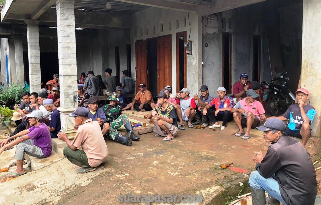 Babinsa Jatimulyo Bantu Warga Padukuhan Sibolong Melaksanakan Pengecoran Atap Mushola