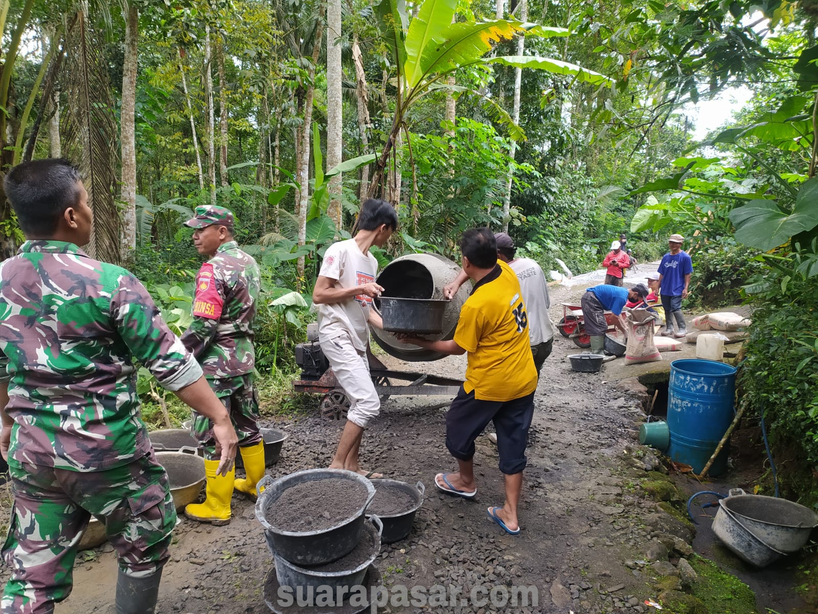 Warga Beteng Pagerharjo Bersama TNI Tetap Lanjutkan Pengerjaan Sasaran Fisik Karya Bakti TNI TA 2023