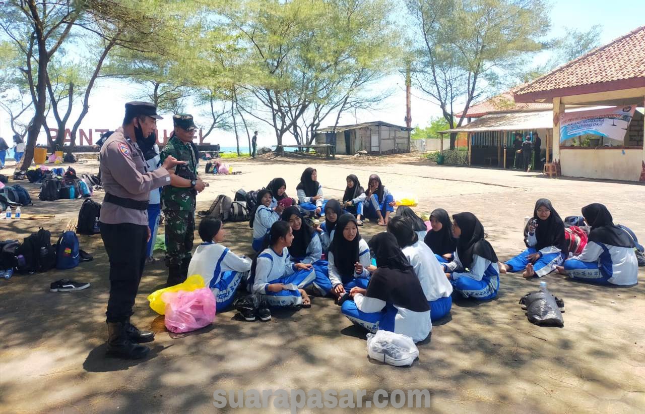 Anggota Koramil Panjatan Bersama Siswa SMA N 2 Wates Laksanakan Bakti Sosial Pembersihan dan Penanaman Pohon di Pantai Bugel