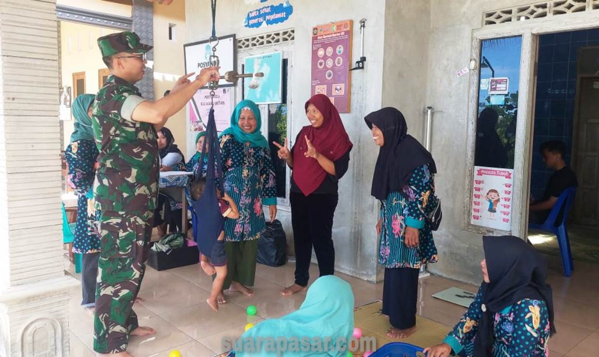 Babinsa Kulwaru Bantu Pelayanan Kesehatan Posyandu di Pedukuhan Kulwaru Wetan