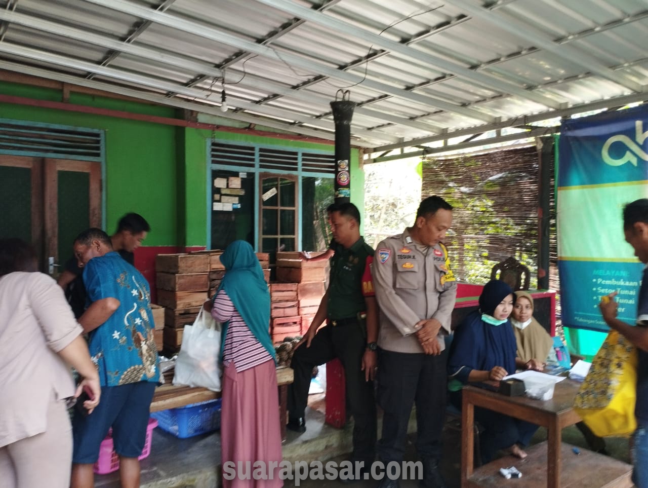 Babinsa Karangsewu Pantau Penyaluran Bantuan Sembako