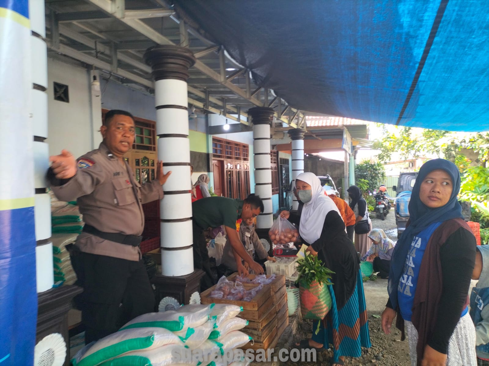 Babinsa Ngestiharjo Pantau Penyaluran Bantuan Sembako