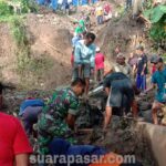 Babinsa Sidorejo Bersama Warga Padukuhan Madigondo Kerja Bakti Bersihkan Longsoran Tanah