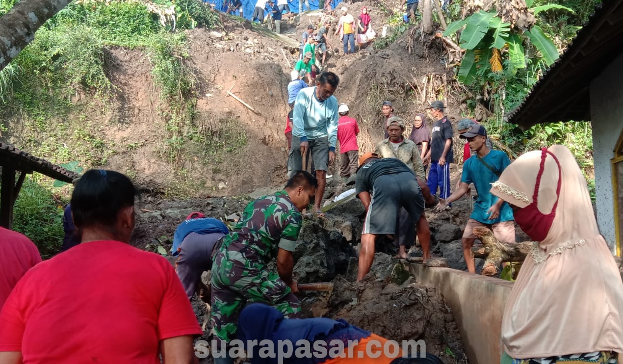 Babinsa Sidorejo Bersama Warga Padukuhan Madigondo Kerja Bakti Bersihkan Longsoran Tanah