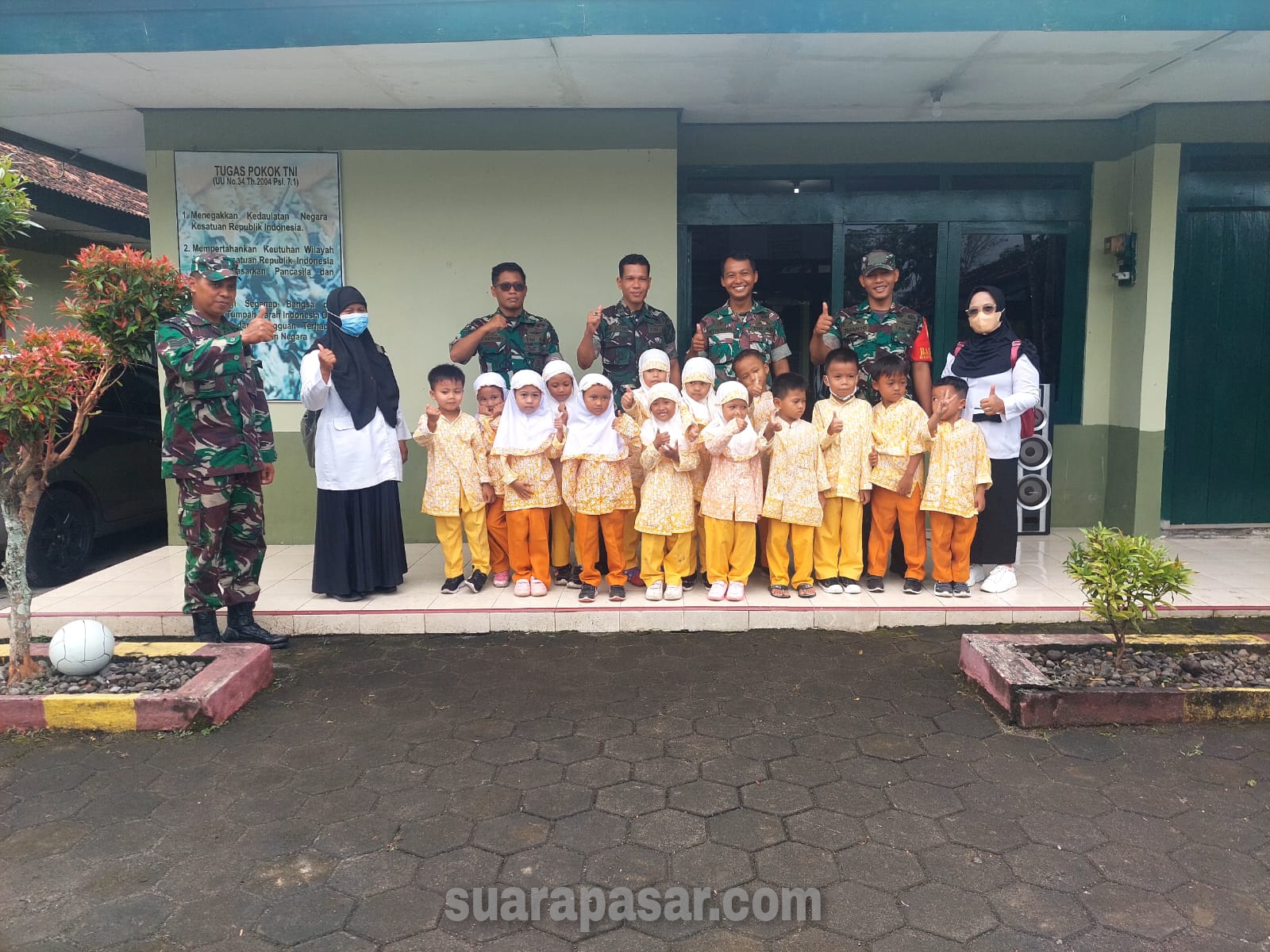 Anak-Anak TK ABA Dlaban Pongangan dan TK Salamrejo Kunjungi Makoramil Sentolo