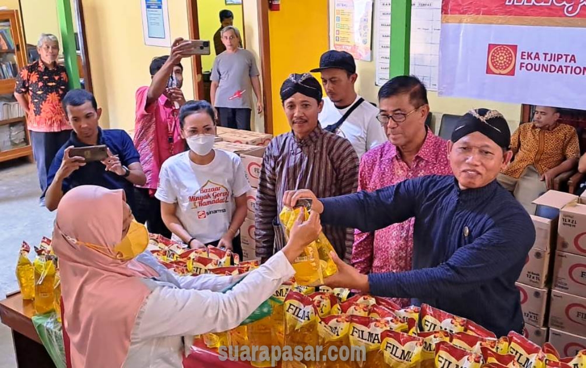 Babinsa Pengasih Pantau Kegiatan Bazar Minyak Goreng di Balai Kalurahan Pengasih