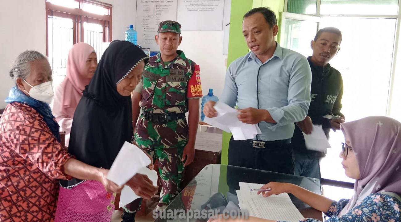 Babinsa Banjararum Pantau Penyaluran BLT Dana Desa