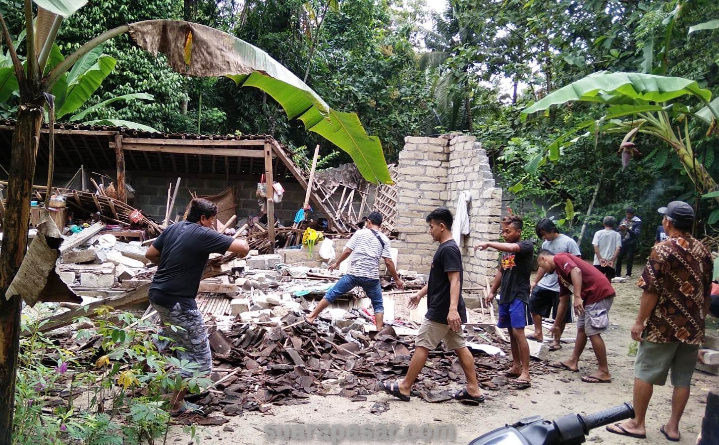 Babinsa Gulurejo Bantu Kerja Bakti Pembersihan Puing Rumah Warga Padukuhan Sumurmuling Yang Roboh