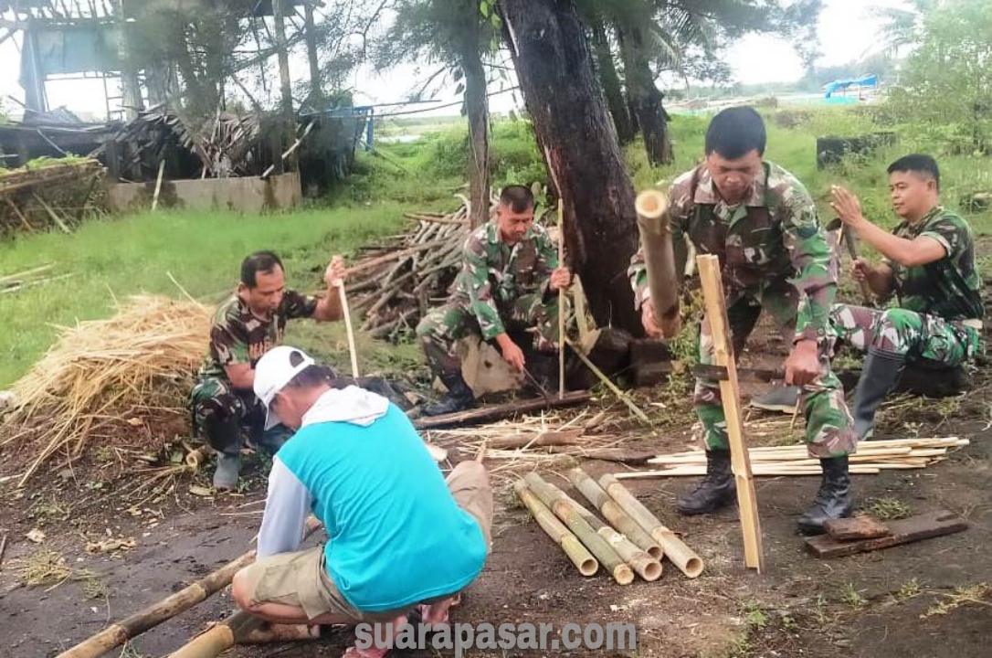 Anggota Koramil Temon Siapkan Patok Bambu Untuk Tanaman Bakau