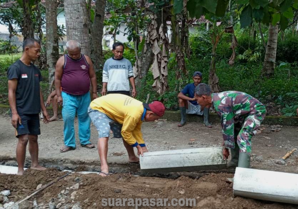 Babinsa Kedundang Bantu Warga Gotong Royong Gali Parit Darurat