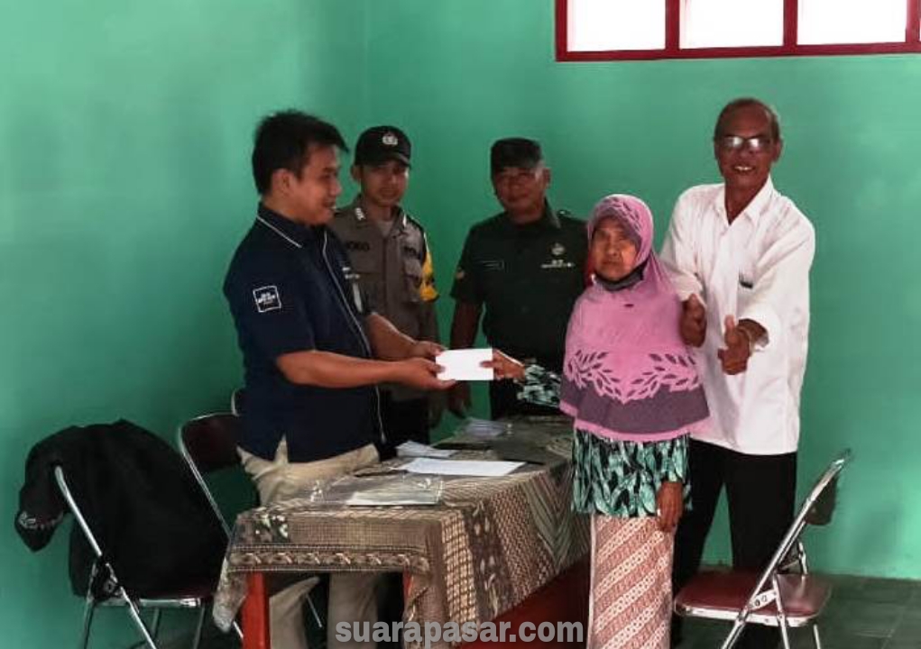 Babinsa Kalidengen Pantau Penyaluran BLT Dana Desa